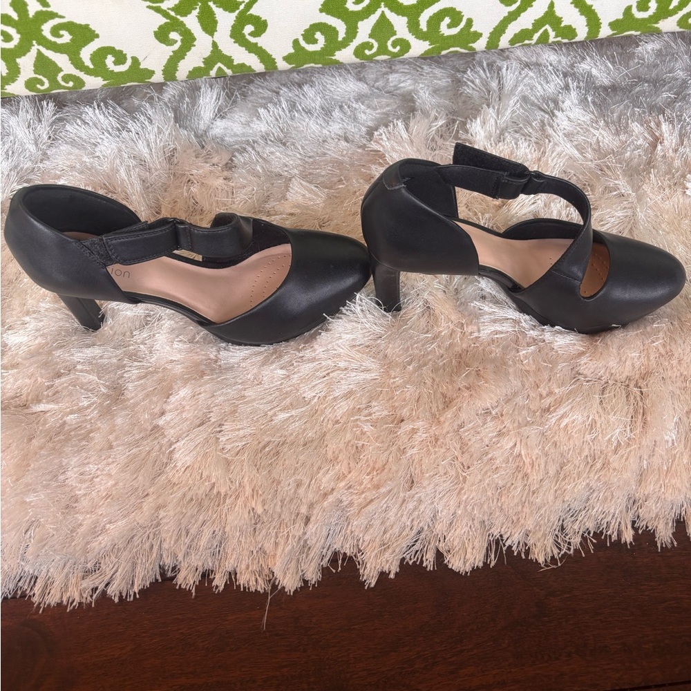 Clarks Women's Black Strappy Shoes - Picture 3 of 5